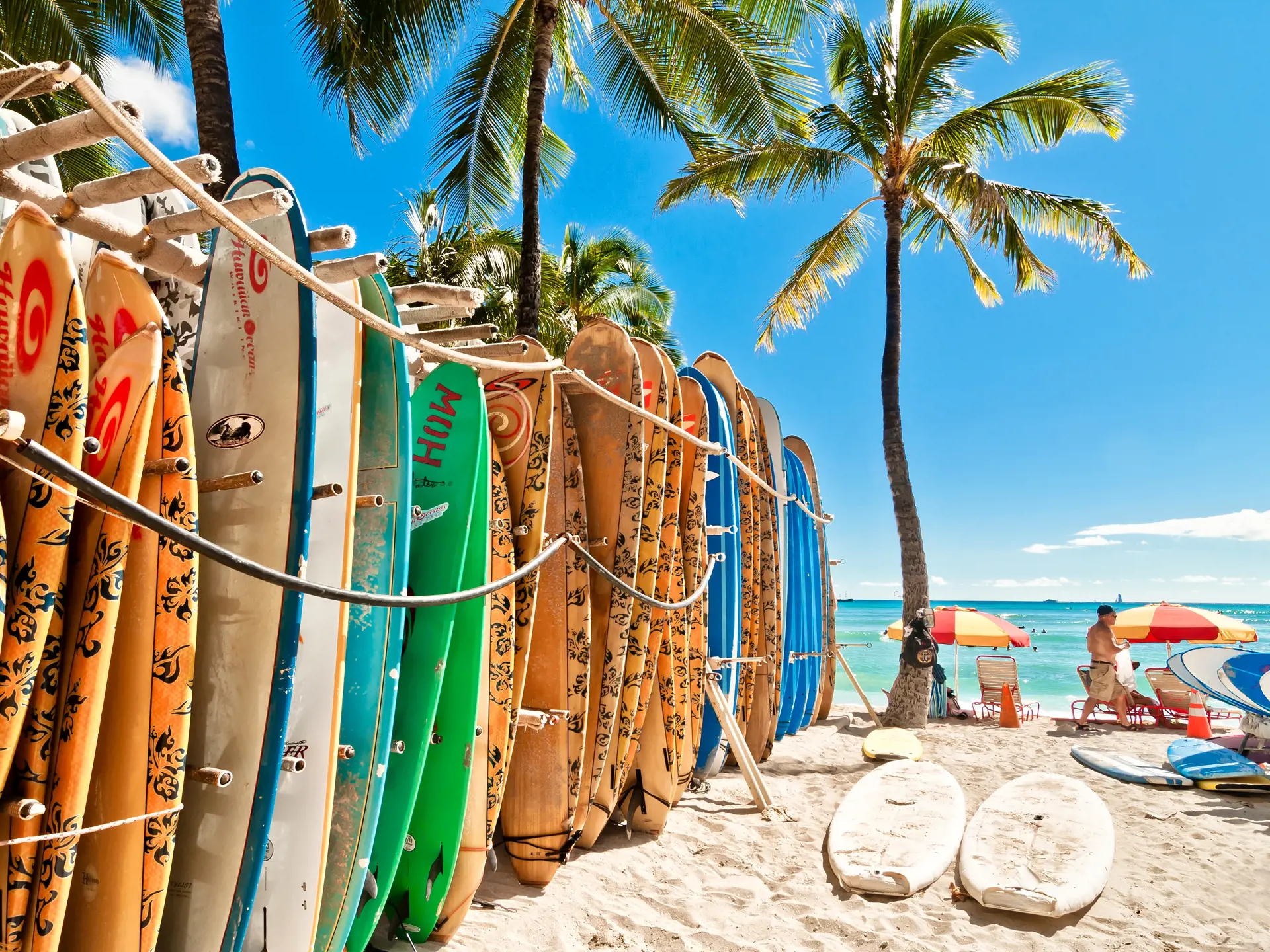 WAIKIKI BEACH - ingen skal være i tvivl om, hvad nationalsporten er på Hawaii, hvor de lokale traditionelt har surfet i gennem generationer, Check Point Travel
