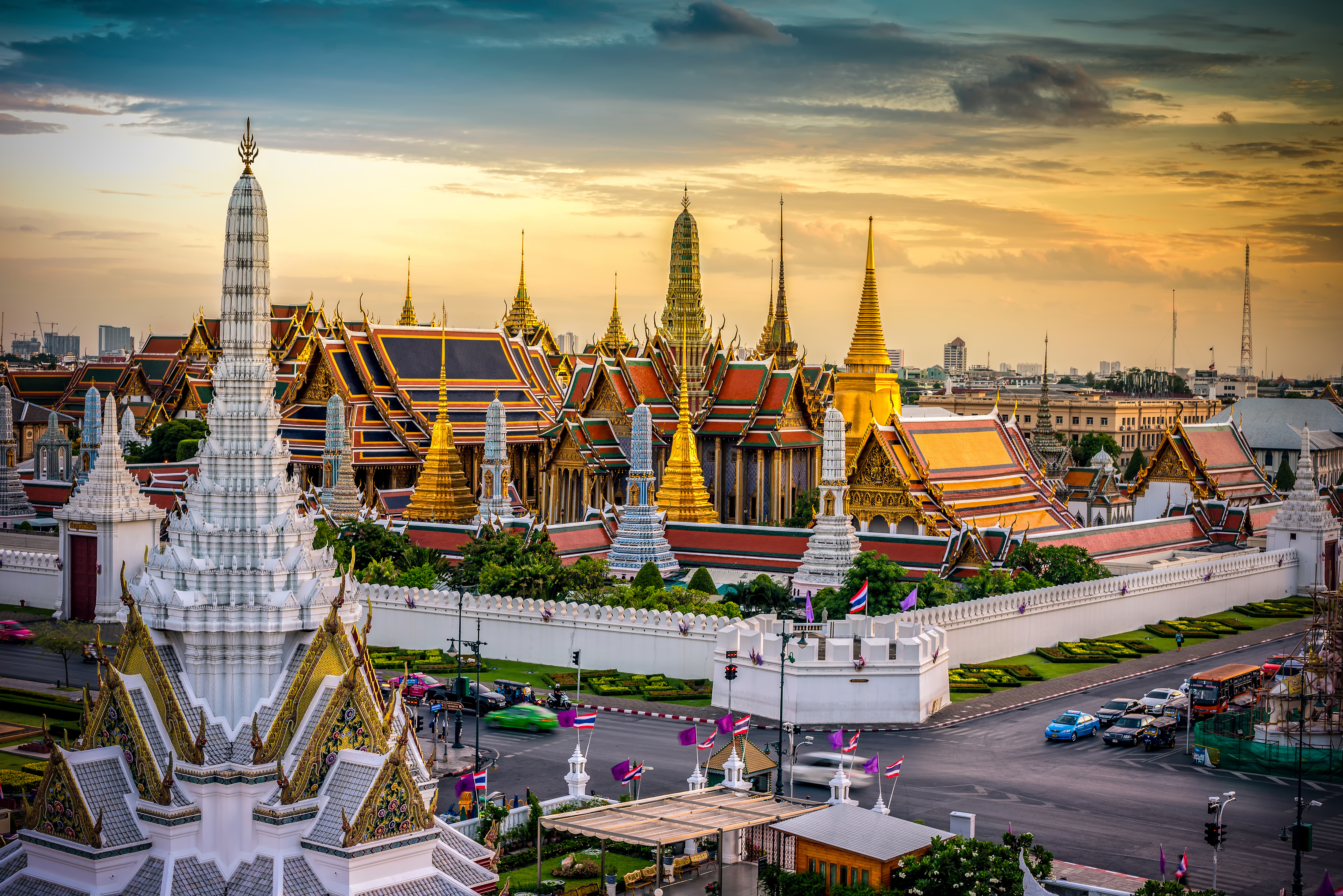 Rejser Til Thailand I 2024 Med Check Point Travel   Shutterstock 299388287 Grand Palace And Wat Phra Keaw At Sunset Bangkok Thailand 